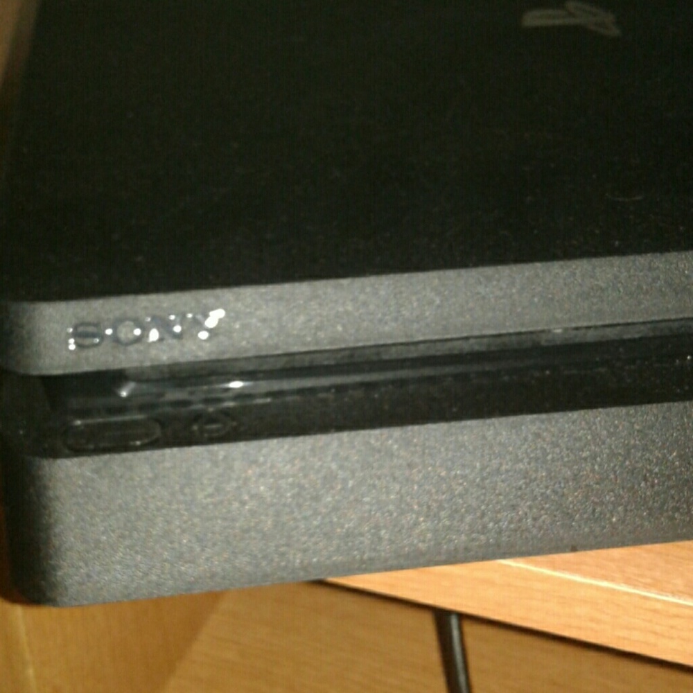 PS4 - Picture 2 of 4